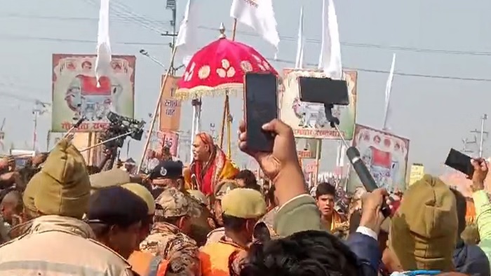 संगम तट पर मौनी अमावस्या पर हंगामा, स्वामी अविमुक्तेश्वरानंद का रथ संगम जाने से रोका, साधुओं से धक्का-मुक्की