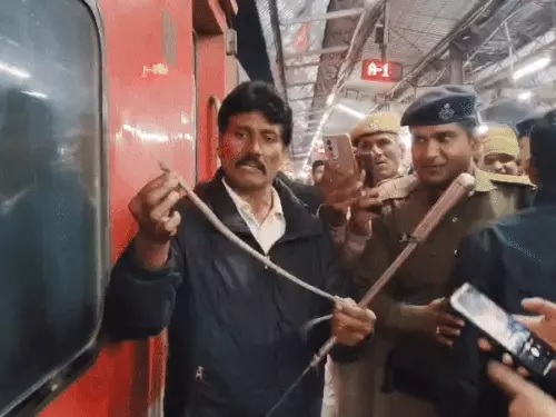 जबलपुर आ रही दयोदय एक्सप्रेस के एसी कोच में सांप से मचा रहा हड़कम्प, स्नेक कैचर पहुंचा तो यह मिला, रुकी रही ट्रेन