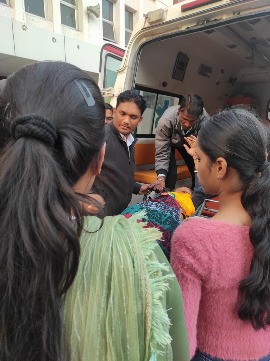 ट्रेन से उतरने समय बुजुर्ग महिला यात्री रेलवे स्टेशन पर गिरकर गंभीर रूप से हुई घायल, रेल प्रशासन ने तत्काल दिलाई चिकित्सा