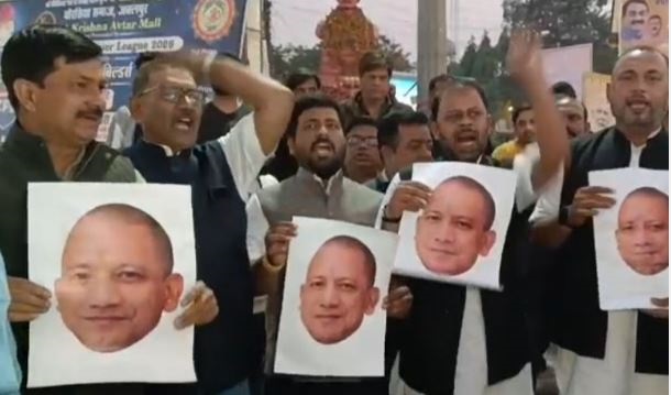 शंकराचार्य की पालकी रोकी, जबलपुर में कांग्रेस ने कहा, सनातन का अपमान, पुतला फूंका