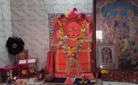 सिहोरा के बाबाशाला हनुमान मंदिर में ग्रिल काटकर चांदी के छत्रों की चोरी से लोगों में भारी आक्रोश
