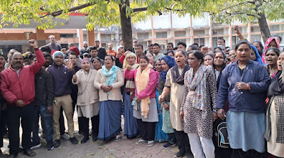 जबलपुर : 2 माह से मेडिकल कॉलेज के आउटसोर्स कर्मचारियों को नहीं मिला वेतन, डीन कार्यालय घेरा