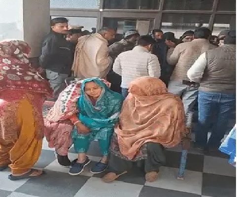 यूपी : परिवार के 5 लोगों के शव मिले, सभी के माथे पर गोली लगी, मृतकों में पति-पत्नी, दो बेटे और मां