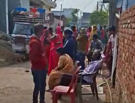 जबलपुर में युवक की चाकू मारकर नृशंस हत्या, पहले लगाया गले फिर किया हमला, गुस्साए लोगों ने आरोपी के घर में की तोडफ़ोड़