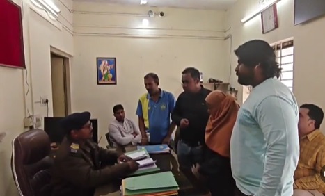 राज बनकर अरबाज अंसारी ने हिंदू युवती को प्रेम जाल में फंसाया, लव जिहाद की शिकायत के बाद गोराबाजार थाने में मचा हंगामा