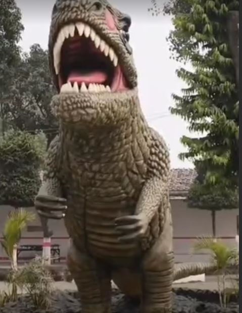 जबलपुर के सेंट्रल जेल में कबाड़ से जुगाड़,अनुपयोगी लोहे-प्लास्टिक से कैदियों ने बनाया 30 फीट ऊंचा डायनासोर