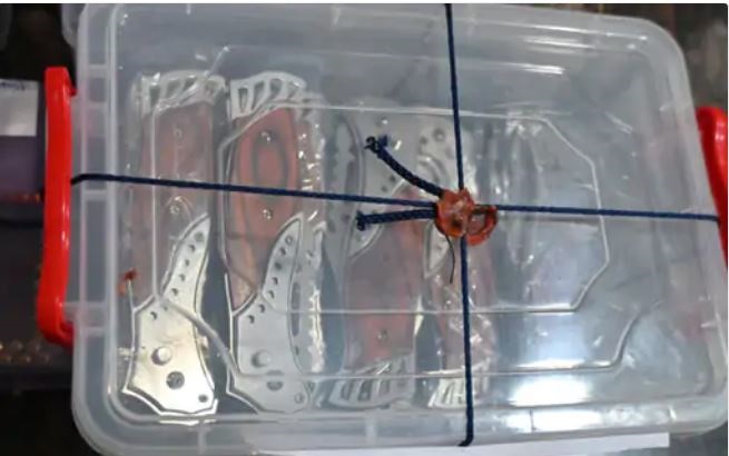 जबलपुर में जनरल स्टोर से बेचे जाते थे चाइना चाकू, पुलिस ने दबिश देकर बरामद किया जखीरा