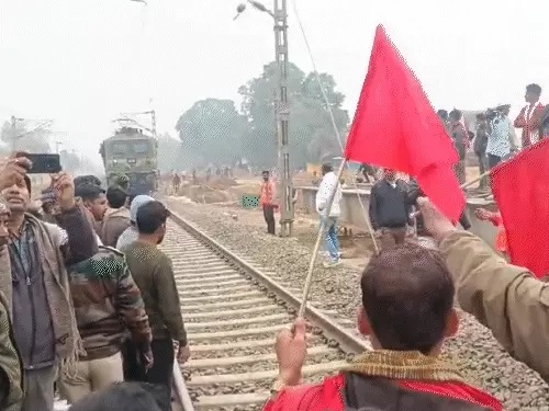 कटनी-सिंगरौली के बीच रेल संचालन ठप, हजारों प्रदर्शनकारी ट्रेन के सामने लेटे, इंटरसिटी स्टॉपेज सहित ये है मांग