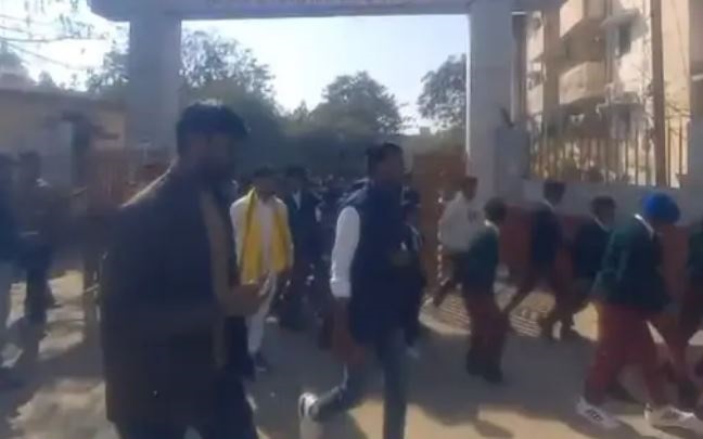 जबलपुर में एकलव्य छात्रावास से लापता छात्र रेलवे स्टेशन पर मिले, रात भर स्टेशन पर ही बैठे रहे, बोले हॉस्टल में अच्छा नहीं लगता