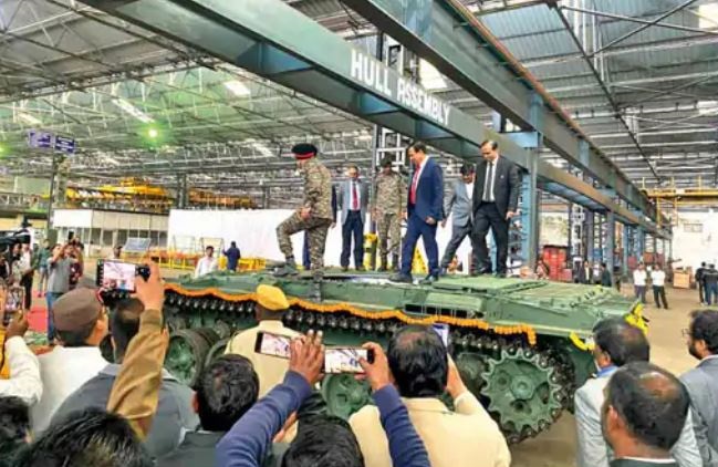 जबलपुर में पहली बार टी-72 टैंक मरम्मत के बाद सेना को सौंपे गए, व्हीकल फैक्टरी कर्मियों में उत्साह