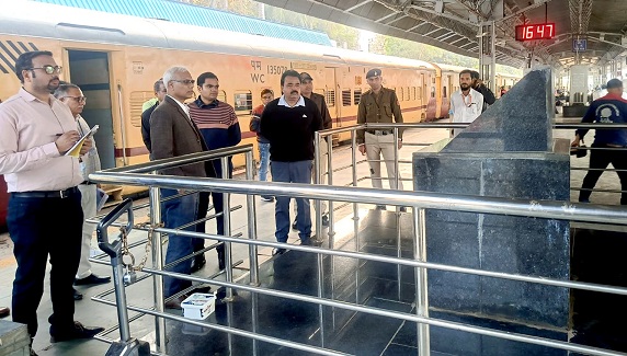 जबलपुर: पमरे के नवनियुक्त पीसीसीएम अरविंद रजक ने स्टेशन का किया निरीक्षण, यात्री सुविधाओं, डिजिटल टिकटिंग व स्वच्छता पर जोर