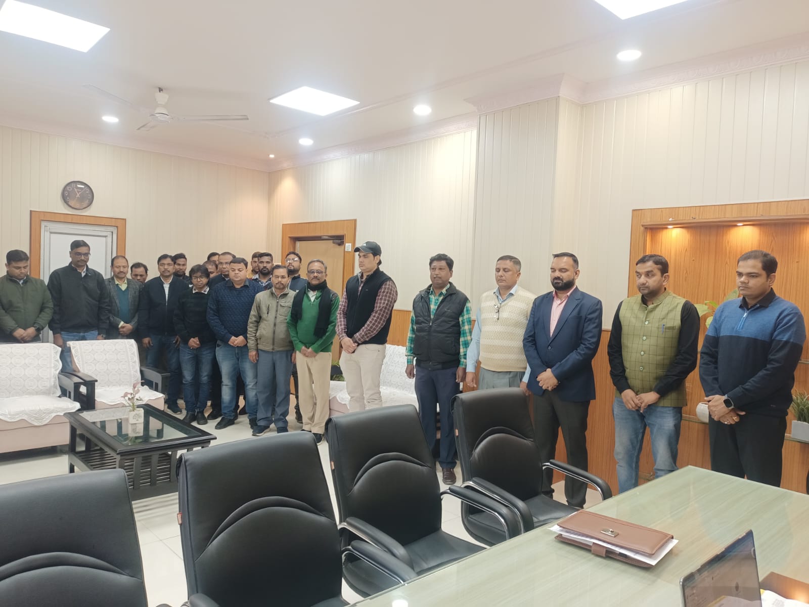 जबलपुर : डीआरएम कार्यालय में शहीद दिवस पर मौन रखकर शहीदों को अफसरों, कर्मचारियों ने दी श्रद्धांजलि