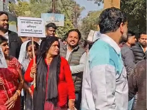 जबलपुर: बोरिया बस्ती के लोगों ने दमोह फोरलेन के विरोध मेें एनएचएआई कार्यालय का किया घेराव, रखी ये मांगें