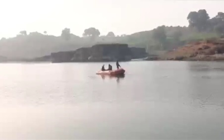 भेड़ाघाट के पास डोंगी नाव भंवर में फंसने के कारण चार श्रमिक नदी में कूद गए, जिनमें से एक की दुखद मौत