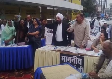 जबलपुर में सड़क पर कांग्रेस ने लगाया समानान्तर सदन, जल समस्या, घोटालों पर जताया आक्रोश