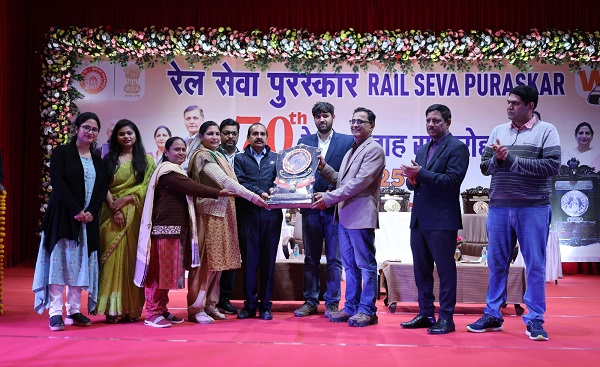जबलपुर - 70वें रेल सप्ताह समारोह, मंडल रेल प्रबंधक ने 58 उत्कृष्ट रेलवे कर्मचारियों को किया पुरस्कृत
