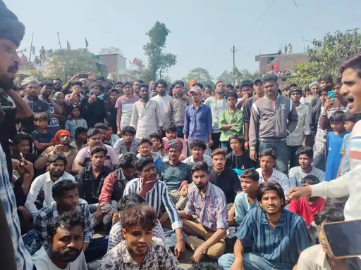 एमपी: नरसिंहपुर स्टेट हाईवे पर चकाजाम, पटवारी की कार से युवक की मौत पर प्रदर्शन
