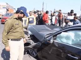 एमपी के रीवा में ऑडी कार ने बाइक सवार परिवार को कुचला, शादी का कार्ड देने जा रहे पिता सहित 3 की मौत