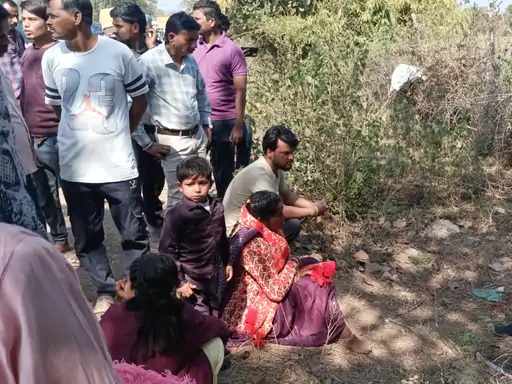 एमपी : गोसलपुर से बांदकपुर जा रही पिकअप को ट्रक ने जबेरा के पास मारी टक्कर, 15 श्रद्धालु घायल