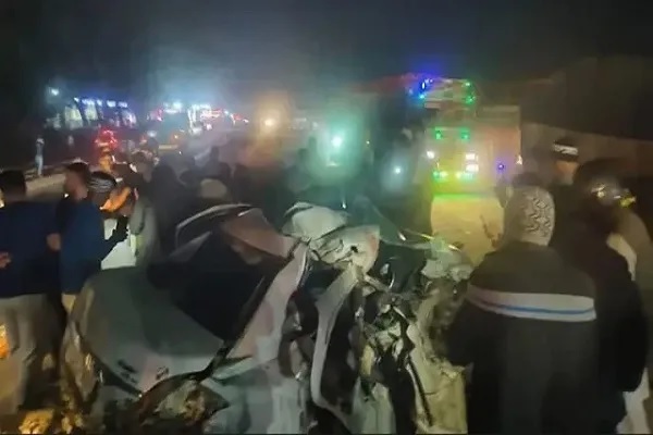 जयपुर-आगरा हाईवे पर दर्दनाक हादसा, डिवाइडर से टकराकर ट्रेलर से भिड़ी कार, 6 युवकों की मौत