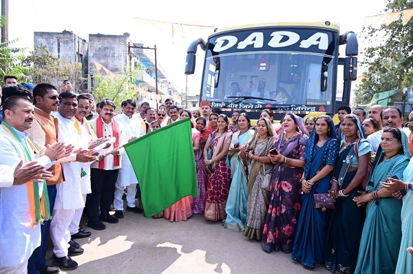उपमुख्यमंत्री श्री विजय शर्मा ने शैक्षणिक भ्रमण के लिए बस को दिखाई हरी झंडी