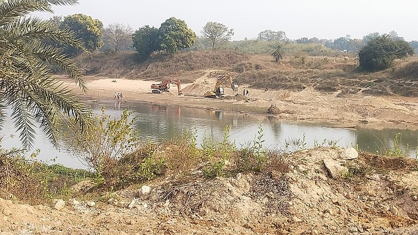 मंडला में बंजर नदी की लूट, पर्यावरण कानूनों की खुली धज्जियां, पोकलेन से अवैध खनन पर प्रशासन कटघरे में