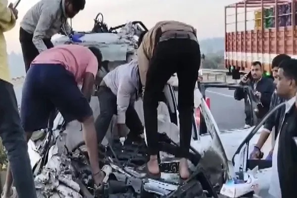 कर्नाटक में भीषण हादसा : हाईवे पर तेज रफ्तार का कहर, कार और मोटरसाइकिल की टक्कर में 7 लोगों की मौत