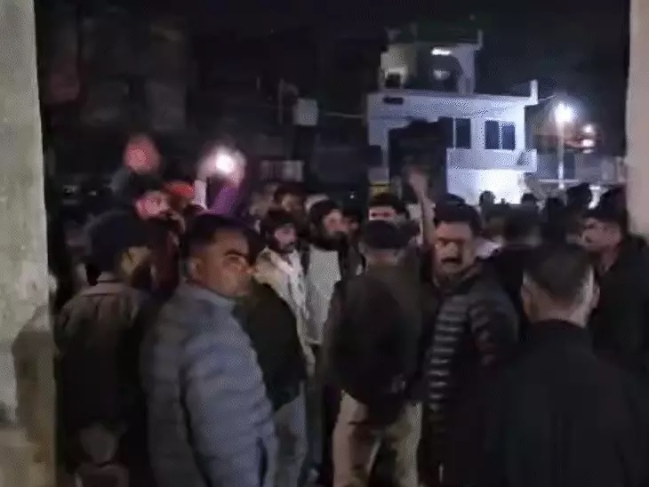 छतरपुर में थाना के अंदर पुलिस कस्टडी में युवक की मौत, परिजनों का हंगामा, दो कॉन्स्टेबल सस्पेंड