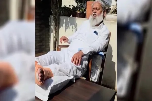 हरियाणा: परिवहन मंत्री अनिल विज के साथ हादसा, घर में गिरने के बाद दोनों पैरों में फ्रैक्चर