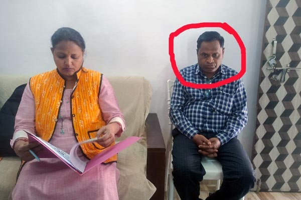 जबलपुर - लोकायुक्त ने नगर निगम के टैक्स कलेक्टर को 3 हजार की रिश्वत लेते रंगे हाथों पकड़ा, मचा हड़कम्प