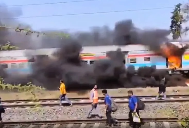 जीटी एक्सप्रेस में नागपुर के पास लगी भीषण आग, कूदकर भागे यात्री, नई दिल्ली से चेन्नई जा रही थी ट्रेन