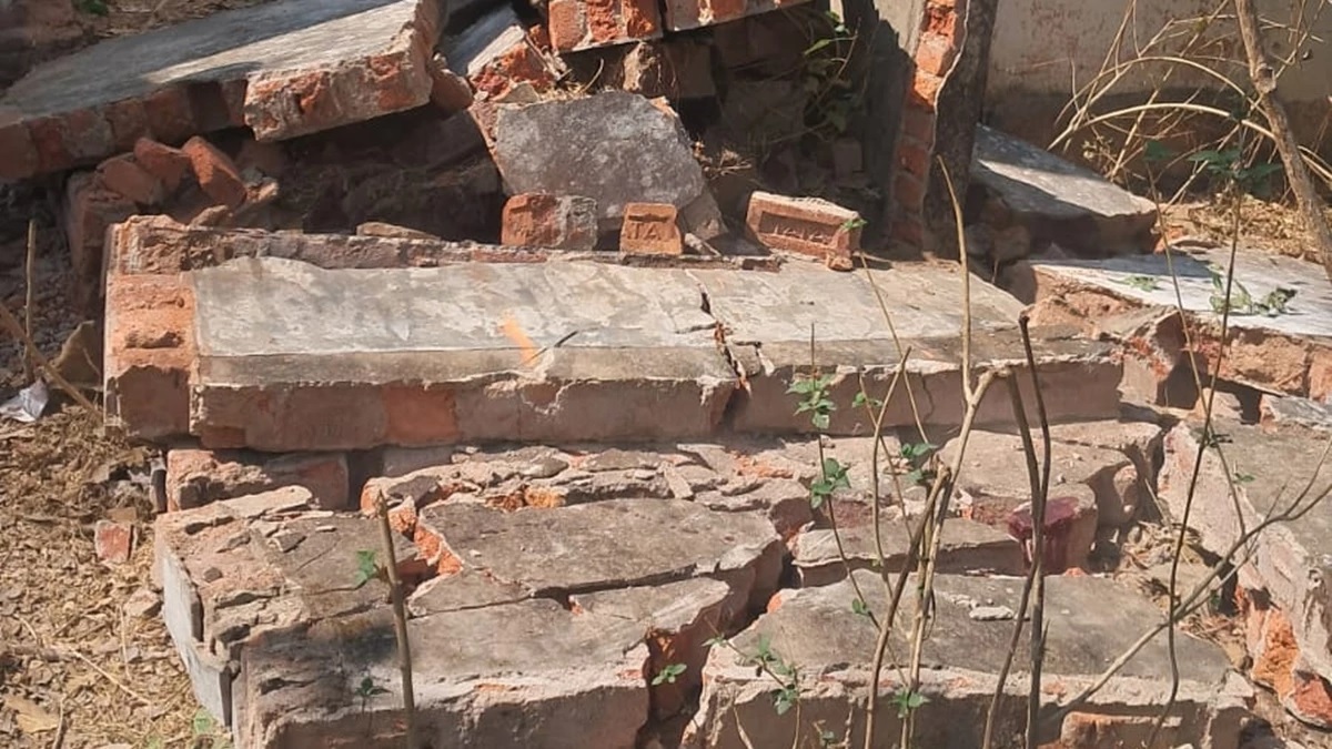 कटनी: सरकारी स्कूल की ब्राउंड्री वॉल गिरी, दबने से पांचवीं के छात्र की दर्दनाक मौत, लोगों में फैला आक्रोश