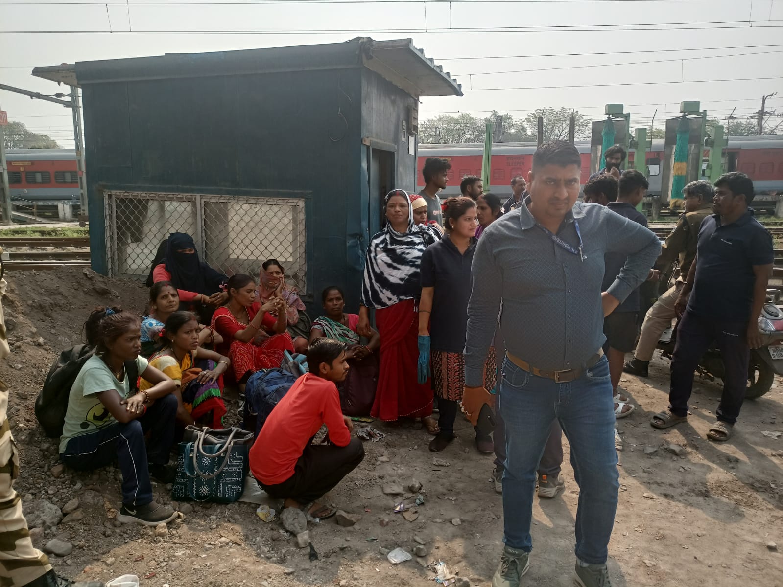 ट्रेनों की सफाई कर्मचारियों ने की हड़ताल, रेलवे कोचिंग डिपो में हंगामा दो माह से वेतन नहीं मिलने से फैला आक्रोश