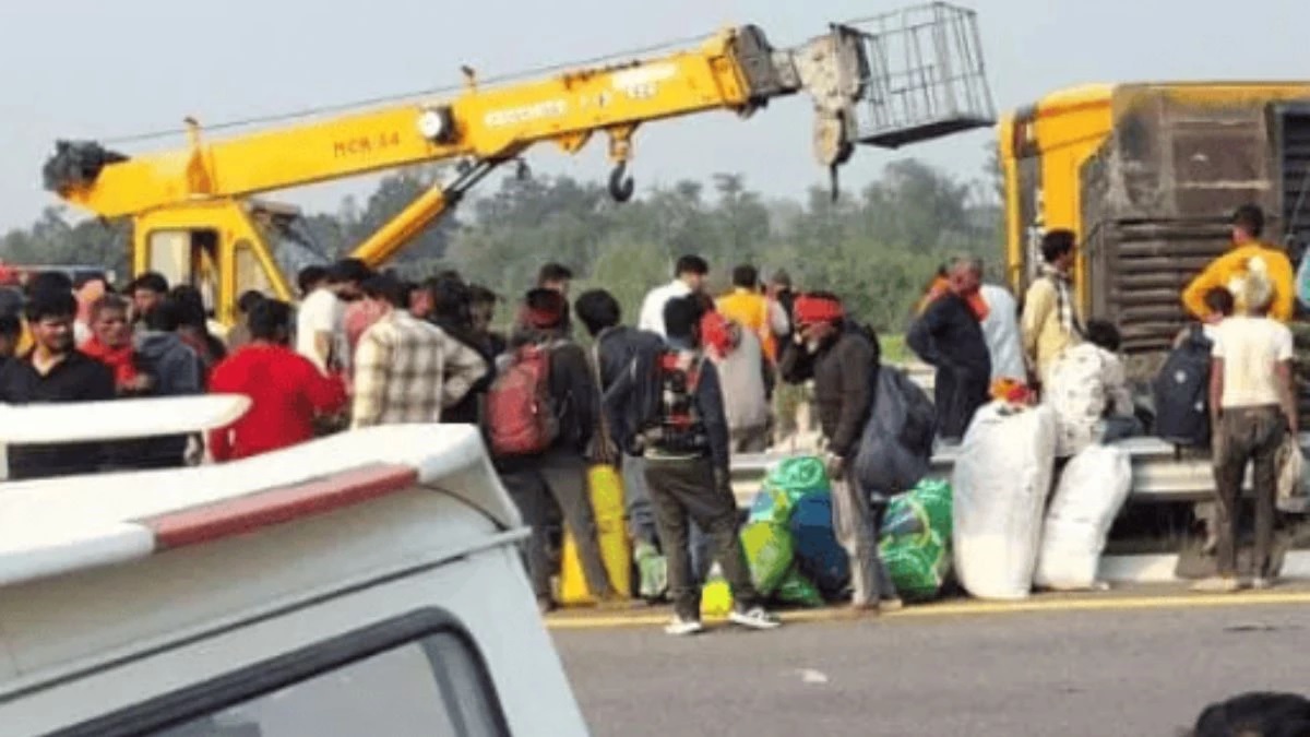 यूपी: पूर्वांचल एक्सप्रेस-वे पर डबल डेकर बस पलटी, 5 की मौत, 16 यात्री गंभीर घायल