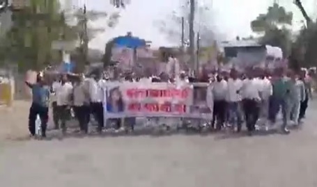सामूहिक दुष्कर्म के बाद युवती की उंगलियां काट सड़क किनारे फेंकी लाश, प्रजापति समाज ने घेरा एस पी कार्यालय