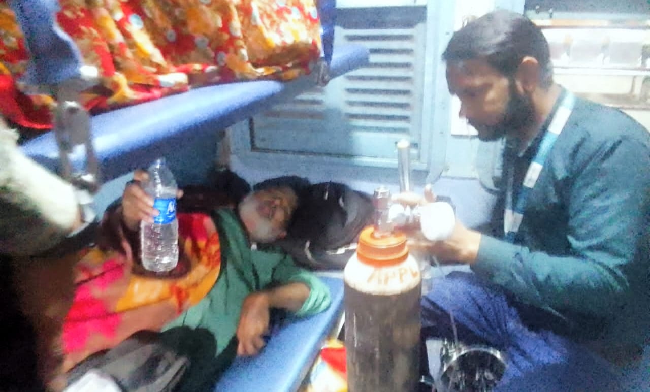 रेल कर्मचारियों की तत्परता से जबलपुर स्टेशन पर यात्री की बची जान, उपलब्ध कराई चिकित्सा, रुक रही थी सांसें