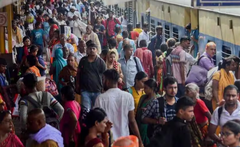होली से पहले ट्रेनों में लंबी वेटिंग, हवाई किराए आसमान पर, स्पेशल ट्रेनें भी फुल