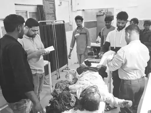 युवक का ट्रेन से दोनों पैर और हाथ कटा, गंभीर हालत में मिला, नरसिंहपुर से जबलपुर रेफर