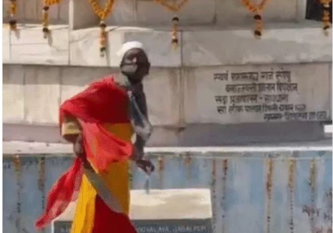 जबलपुर के RDVV में रानी दुर्गावती की प्रतिमा के साथ युवती का डांस, हाथ में बका लेकर नाची