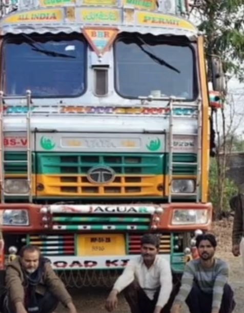 16 चका ट्रक में ठूंस-ठूंस कर भरी गई थी 26 भैंस, जबलपुर लाते वक्त पुलिस ने दबिश देकर पकड़ा, तीन गिरफ्तार