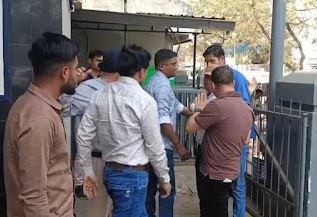 जबलपुर नगर निगम का बाबू राकेश शर्मा ले रहा था रिश्वत, ईओडब्ल्यू की टीम ने दबिश देकर पकड़ा