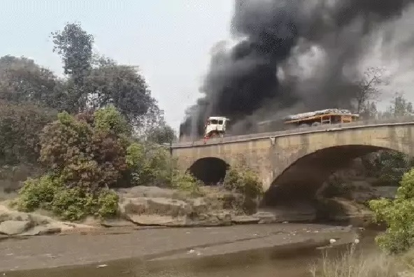 रायगढ़ में भीषण सड़क हादसा: संकरे पुल पर टकराए हाईवा और ट्रक, केबिन में फंसे ड्राइवर की जिंदा जलकर मौत