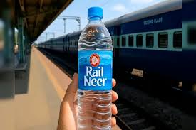 जबलपुर : रेलवे स्टेशन पर बिक रहा था गंदगी वाला रेल नीर, स्टॉल से 80 बोतलें की गई जब्त