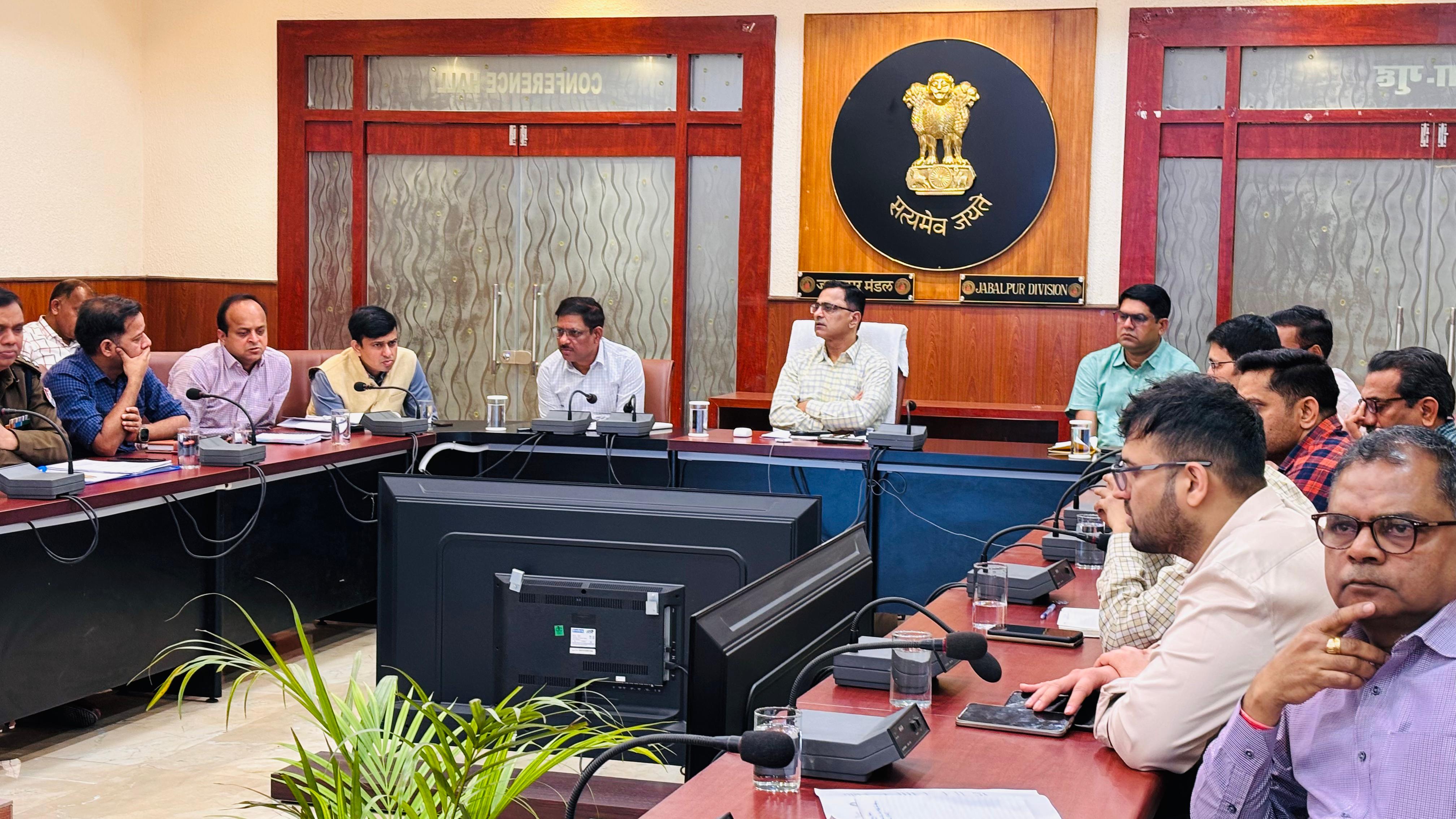 रेल मंडल प्रशासन ने ट्रेन की पंचुअलिटी, स्वास्थ्य सेवाओं का लिया संकल्प प्रस्तावना का वाचन