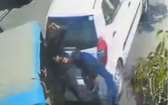 जबलपुर में मामूली टक्कर लगने पर कार सवार ने ई-रिक्शा चालक को चप्पलों से पीटा