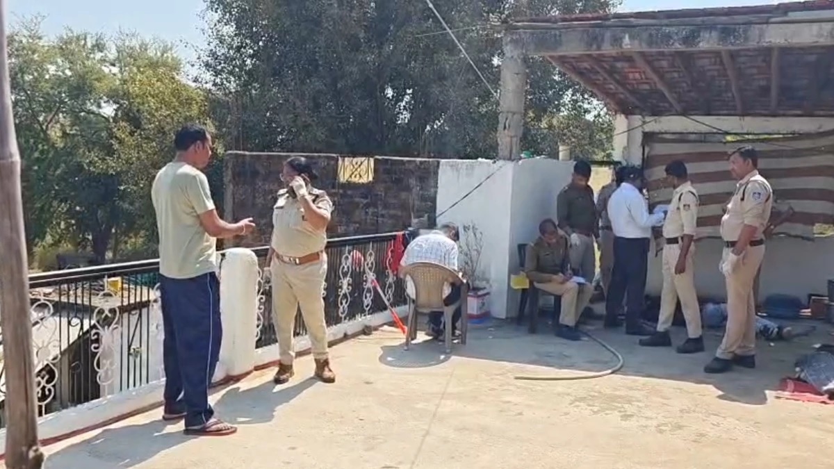 एमपी के सोहागपुर में बाथरूम में मिली युवक-युवती की लाश, दोनों के सिर पर लगी है गोली, हत्या या आत्महत्या की हो रही जांच
