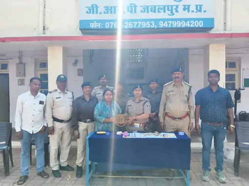जबलपुर: दीक्षा भूमि एक्सप्रेस में महिला यात्री का 8 लाख कीमती जेवरों से भरा पर्स गुमा, जीआरपी ने खोज कर लौटाया