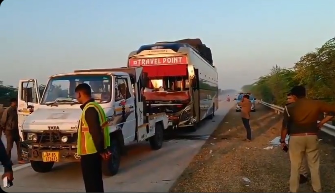 यूपी : यमुना एक्सप्रेसवे पर दर्दनाक सड़क हादसा, बस ने ईको वैन को मारी टक्कर, 6 लोगों की मौत, 7 गंभीर