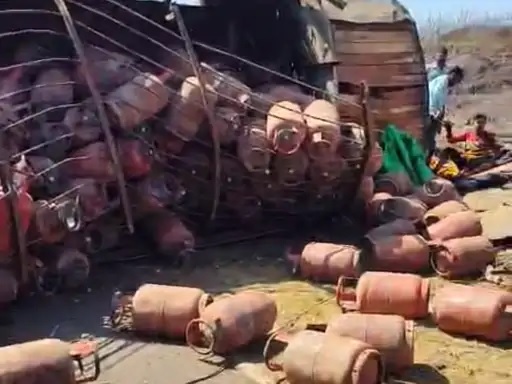 कटनी में होली पर गैस सिलेंडरों से भरा ट्रक पलटा, बड़ा हादसा टला, ड्राइवर गंभीर घायल