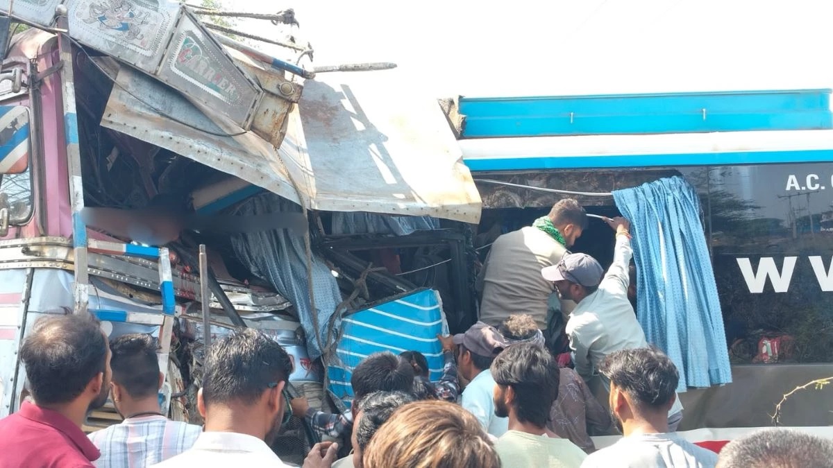 छत्तीसगढ़ में हादसा: रायपुर-बिलासपुर एनएच पर भीषण हादसा, बस-ट्रेलर की टक्कर में 5 की मौत, कई गंभीर